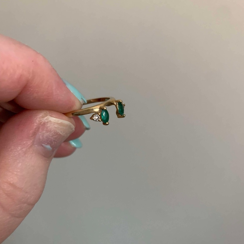 Elegant Yellow Gold wedding band with Emeralds & Diamonds - Picture 3 of 6